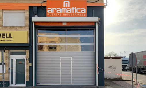 Puerta seccional con acceso peatonal