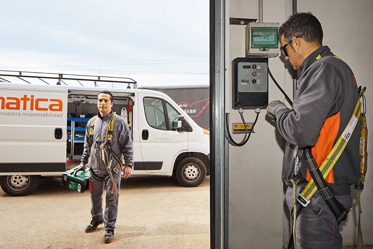 Técnicos de puertas automáticas trabajando