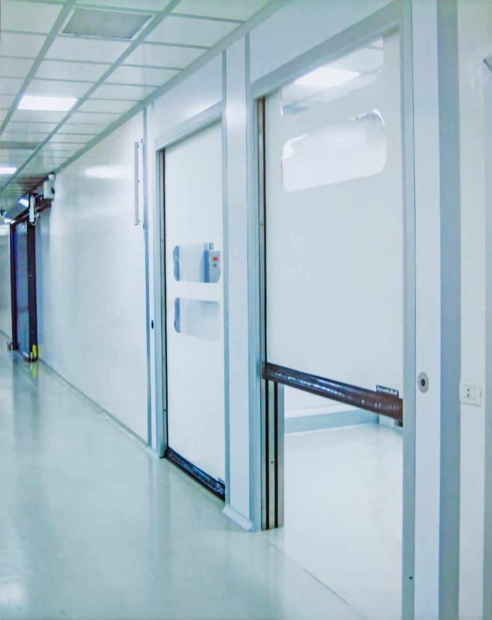 Puertas industriales preparadas para AGVs y AMRs